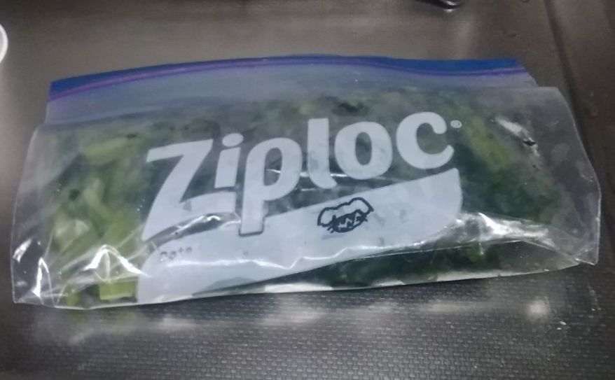 「今日の雑料理!

 まず小松菜をジップロックに入れて冷凍するわ。
 完全に凍らせたら、調味料をジップロックにぶち込んで放置して解凍。
 (めんつゆ、みりんを適当。めんつゆ2,みりん1の割合を意識)

 あとは20分から30分後に解凍完了するから。
 お皿に乗せて終わり、見た目ふつー」 