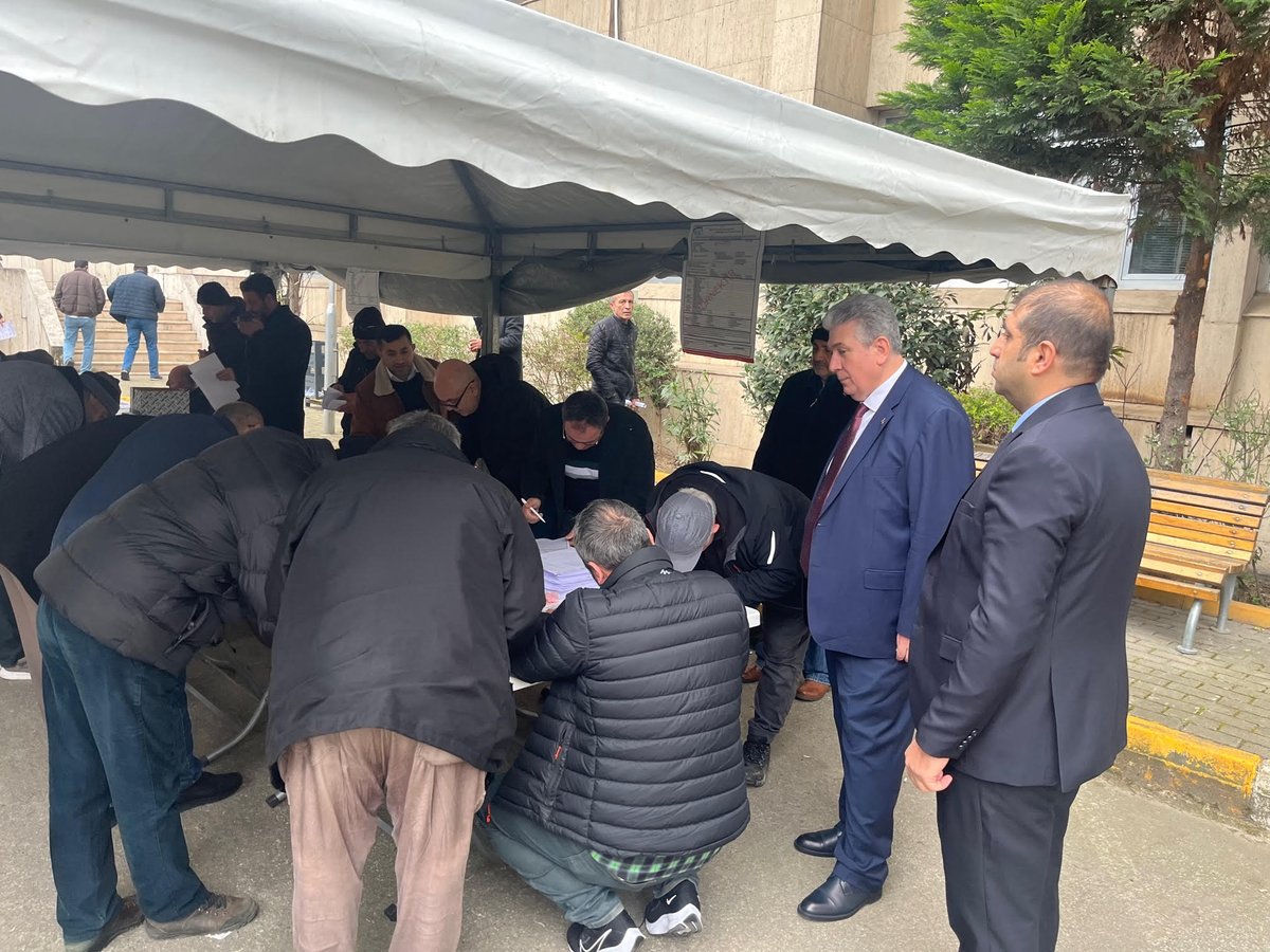 SgkKocaeli's tweet photo. İl Müdürümüz @ismailunlu72,  EYT kapsamında ünitelerimize gelen müracaatları yerinde kontrol ederek gelen sigortalılarımıza bilgilendirmelerde bulundu. https://t.co/XMpFpVjArA