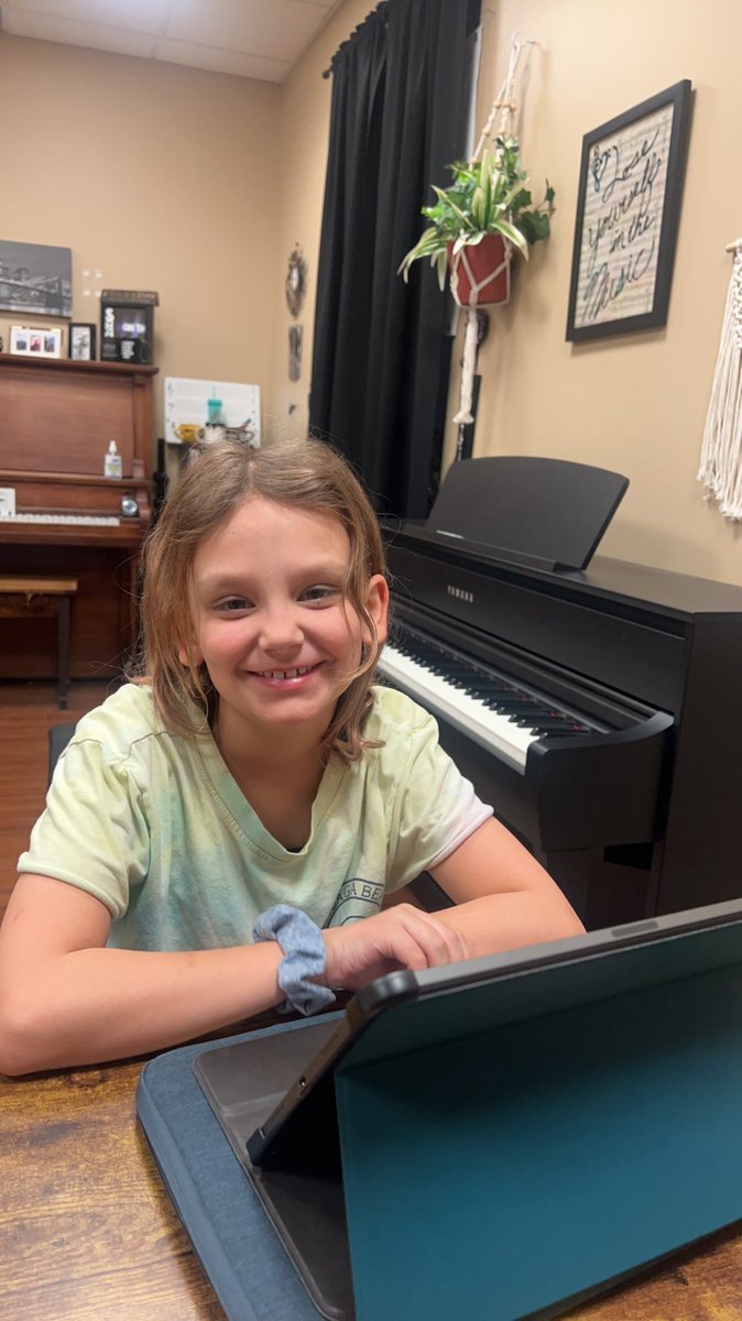 TriToneMusic's tweet photo. This smiley girl sang a bunch of new songs this week! We love discovering new sounds together.
#TriToneMusicStudios #TriToneMusicStudiosOrangeville
#SingingLessons #SingingLessonsOrangeville #VocalLessons #VocalLessonsOrangeville #VoiceLessons #VoiceLessonsOrangeville #Singer https://t.co/yKWwRuMn8c