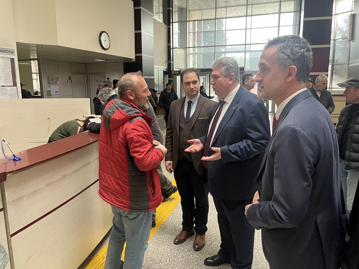 SgkKocaeli's tweet photo. İl Müdürümüz @ismailunlu72,  EYT kapsamında ünitelerimize gelen müracaatları yerinde kontrol ederek gelen sigortalılarımıza bilgilendirmelerde bulundu. https://t.co/XMpFpVjArA