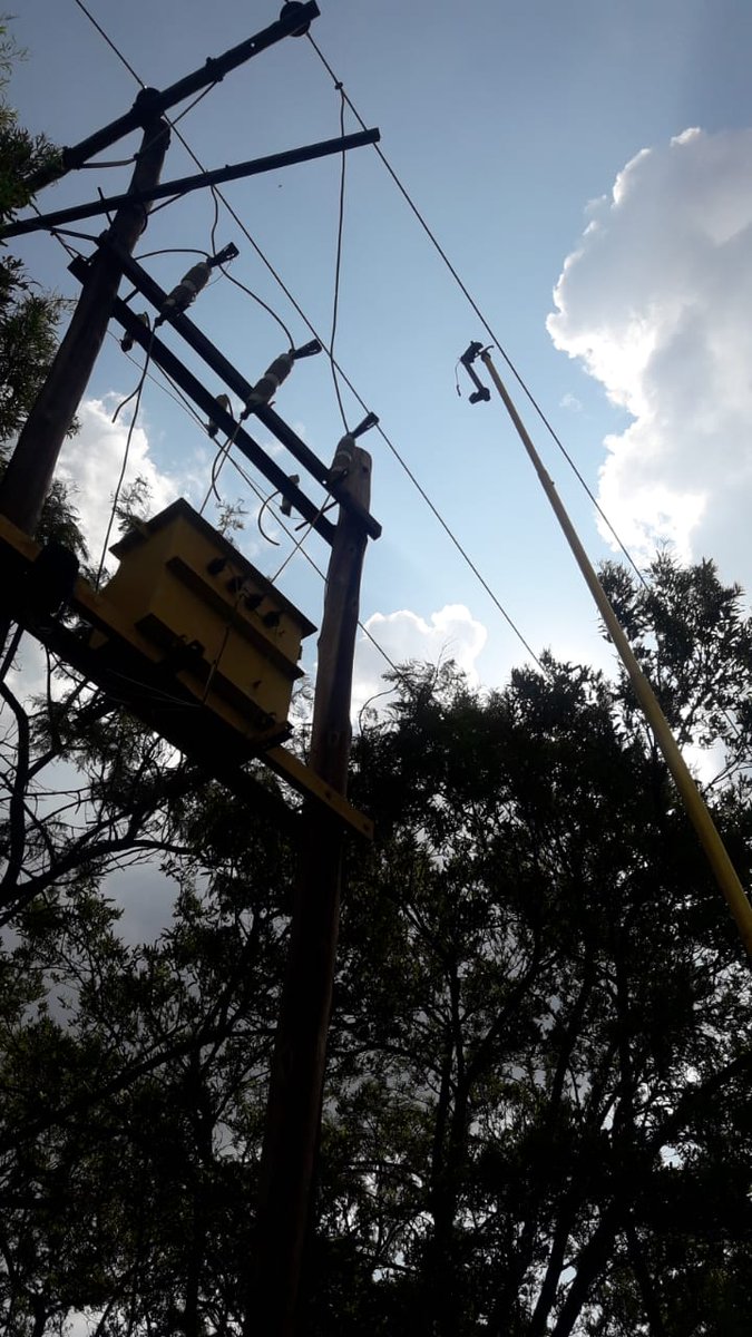 CityPowerJhb's tweet photo. #RoodepoortOutage #JoburgServices #JoburgUpdates 

Team is currently on site in #Poortview,Malcolm Rd busy replacing the two high voltage ⚡️ fuses.^MM https://t.co/Rk0BhB2Wwr