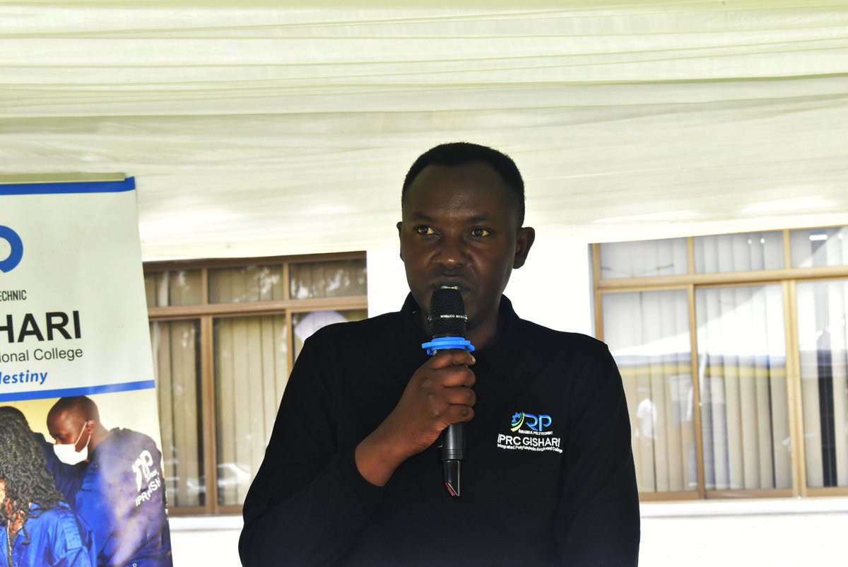 GishariCollege's tweet photo. Uyu munsi,mu birori byo gusoza imenyerezwa #RPInductionWeek2023 ry'abanyeshuri bashya,Umuyobozi wungirije wa @IPRC_Gishari  Dr.Gervais MWITENDE,ari kumwe na @JeanneBihogo Visi Meya wa @RwamaganaDistr,binjije intore 260 z'ikiciro cya munani mu ntore z'Intagamburuzwa zari zisanzwe. https://t.co/dWW6pW6Ppv