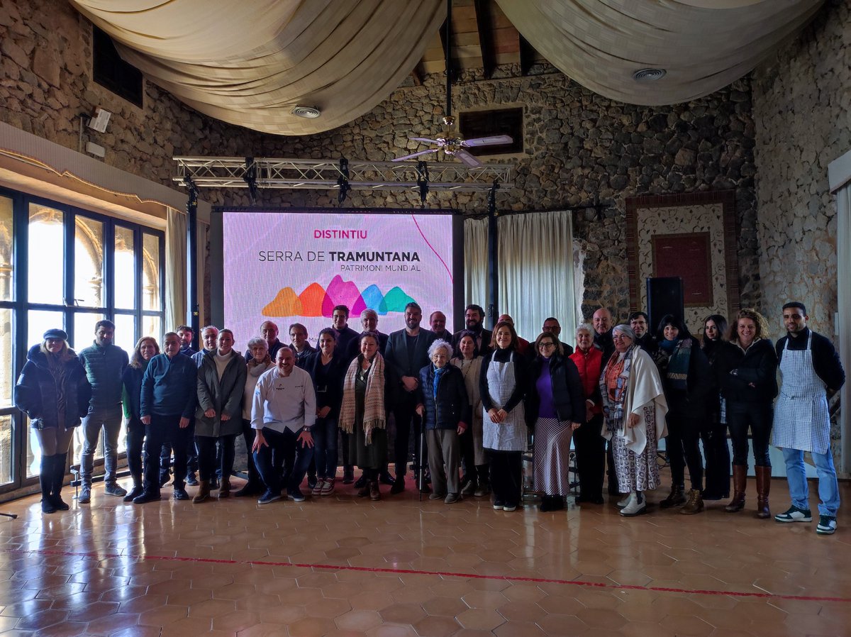 SdeTramuntana's tweet photo. Presentam el #Distintiu #SerradeTramuntana a #SonMarroig davant representants del teixit socioeconòmic, un reconeixement als a tots els qui treballen a la Serra i ajuden a mantenir-ne el seu paisatge #PatrimoniMundial
👉https://t.co/lX1t9toHjm https://t.co/Jj3CmN0d60