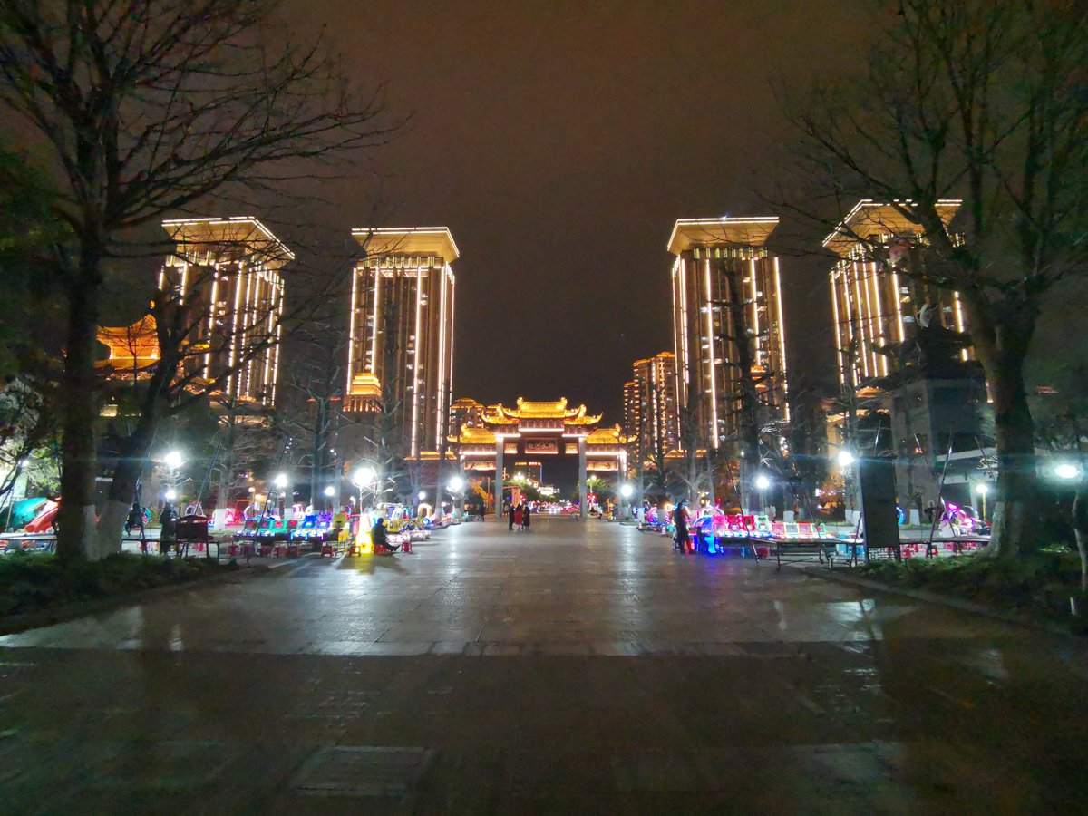 Dominiq63136335's tweet photo. 弥勒的灯光很绚烂，街头却只有些许人影 https://t.co/M5NnJKntRU