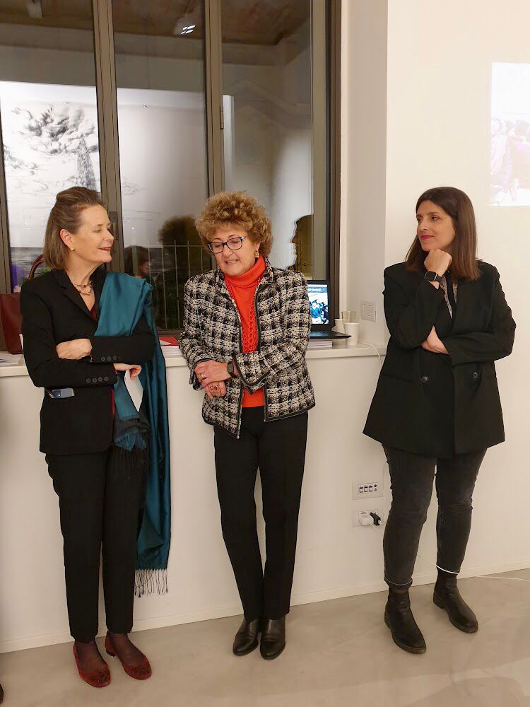 LauraNotaro's tweet photo. At Elpis Foundation Milan last night celebrating @FriendsTCFItaly efforts towards quality education in Pakistan, enjoying the wonderful exhibition "Haze: Contemporary Art From South Asia".
#Adecadeforchange #10yearsofIFTCF 

https://t.co/74Hf7aSqAm https://t.co/VIm73KIHtB