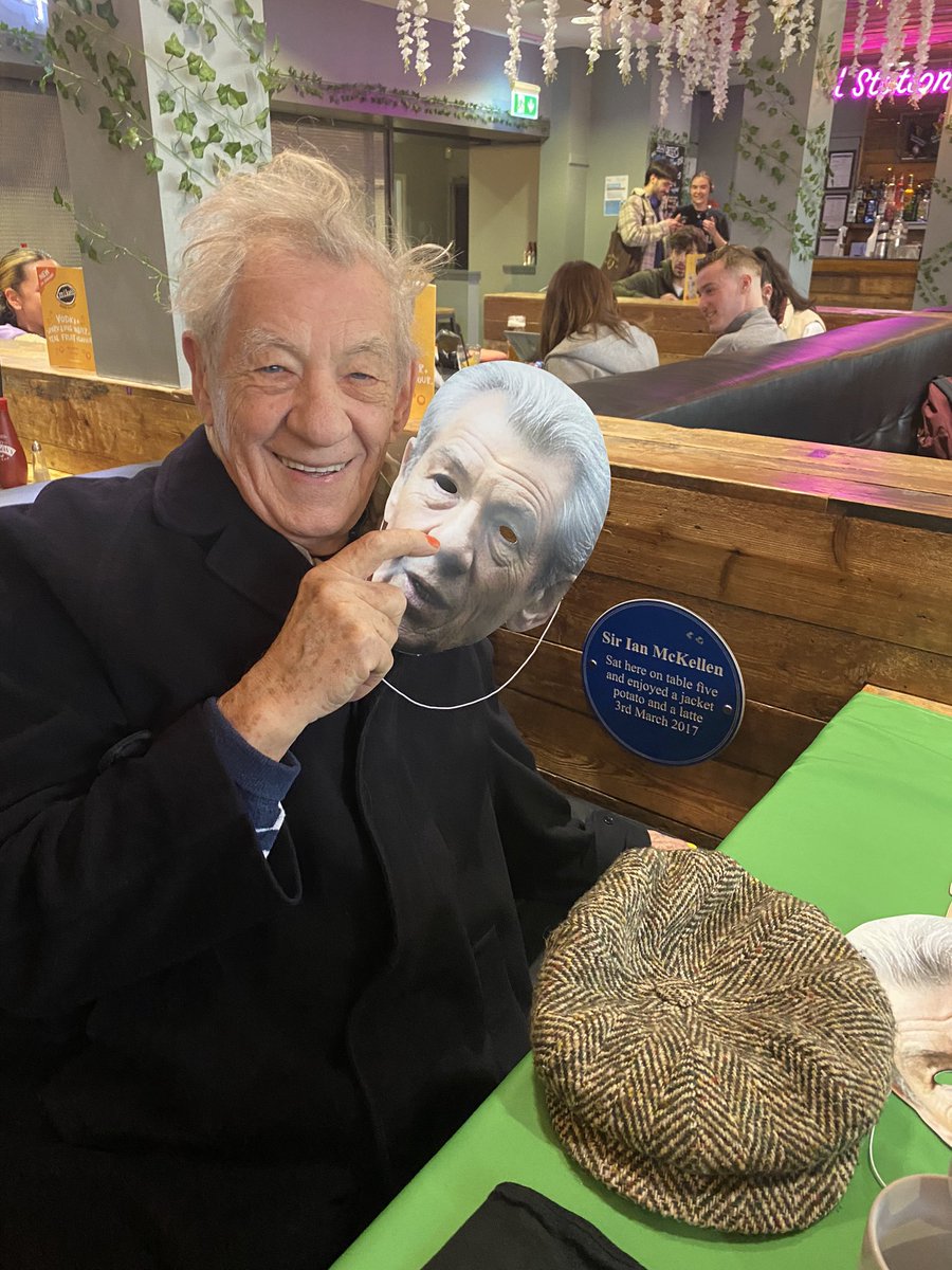 LiverpoolGuild's tweet image. 🪄 #GetGandalf2theGuild mission accomplished ✅💙🪄🧙🏻‍♂️🥔

A magical flying visit from @ianmckellen himself on on Ian McKellen Day 💚

Our work here is done 🪄