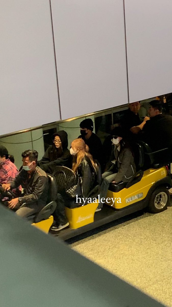 hyaaleeya's tweet photo. UPDATEEEEE!!!!! #KLIA #BLACKPINkinKualaLumpur https://t.co/DeZJAO8dRt