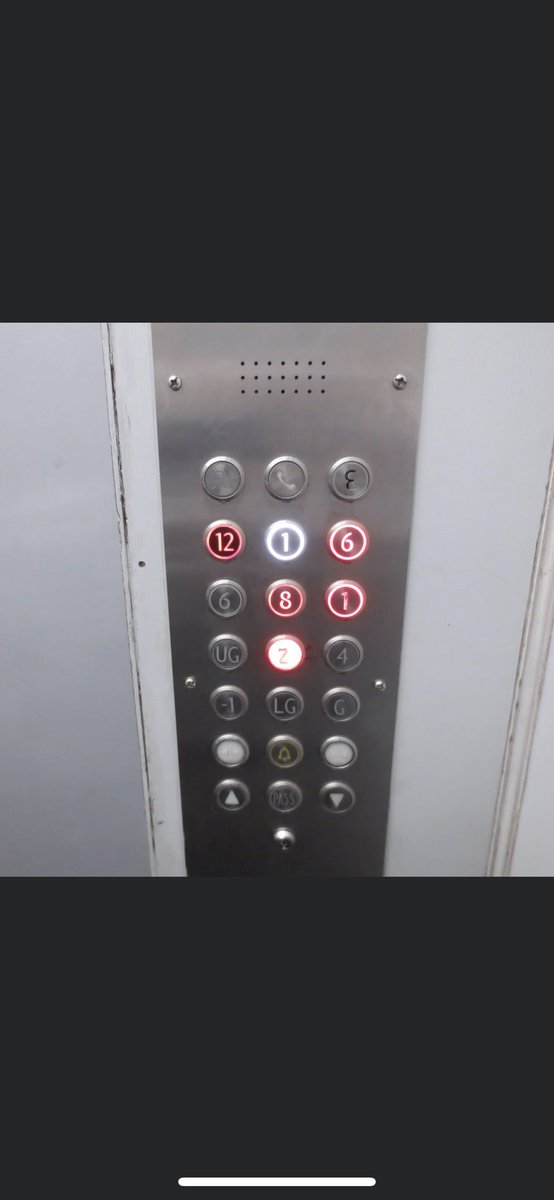 7890kay's tweet photo. インドの奥深さが一発でわかる画像。インドのエレベーター(笑)

壊れた階数表示ボタンを埋め合わせるために適当に在庫にあったボタンを着けた結果と思われます。

自分のフロアーのボタンの場所を暗記しておくしかない(笑) https://t.co/oUSCO3241a