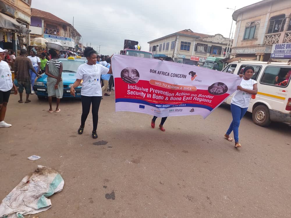 AfricaBok's tweet photo. Public float at Berekum with the Hairdressers Association to raise awareness on TIP as part of their graduation event. #WoTuKwanABisa ⁦@SBSGhana⁩ ⁦@ICMPD_Ghana⁩ ⁦@Ghanaimmigrati8⁩ ⁦@EuropeInGhana⁩ https://t.co/VT792ZXRL8