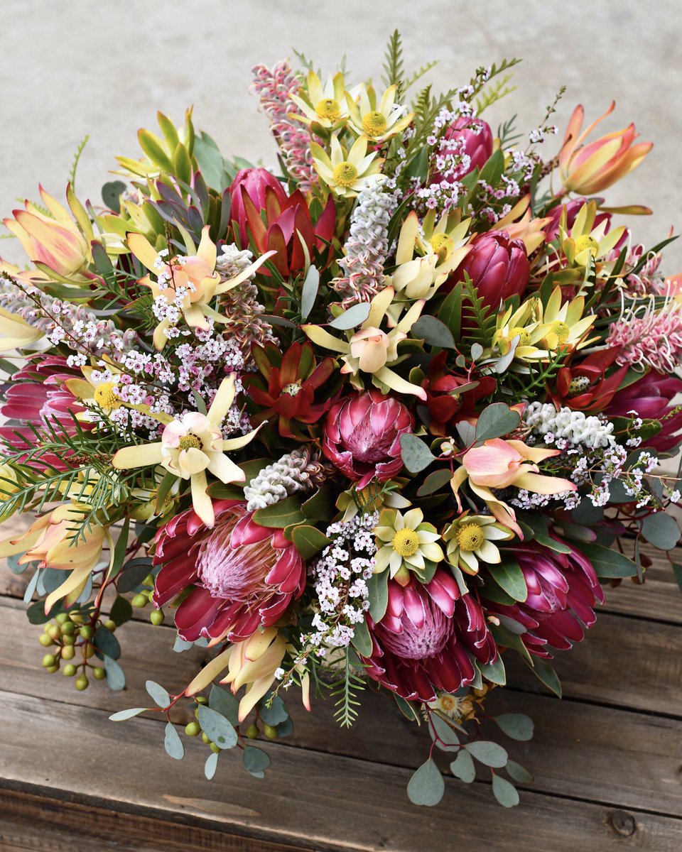 Happy Friday! May your day be full of beautiful surprises🍃🌷🌸🌷🌿 #fridayfeeling #weedendmood #inspiredbynature #fynbos #protea #fabulousflowers #savoringtheseason #cagrown