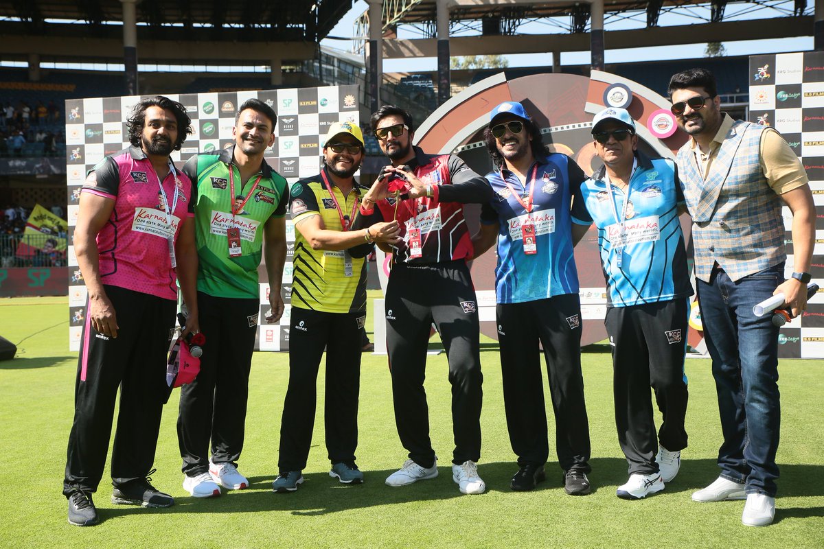 KicchaAddictors's tweet photo. Million Dollar Pic ❤️
@KicchaSudeep @NimmaShivanna @nimmaupendra @DhruvaSarja @Official_Ganesh @Dhananjayaka
#KCC #KCC3 #KicchaSudeep𓃵 #KicchaBOSS𓃵 https://t.co/qIyAMr3kHN