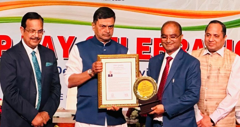 SjvnLimited's tweet photo. Hon’ble Union Minister of Power and NRE Sh. R.K Singh conferred Sh. N L Sharma, CMD @SjvnLimited  with prestigious CBIP Individual Award &amp; Best Performing Utility in Hydro Power Sector Award. @PMOIndia @MinOfPower @power_pib https://t.co/LKlDandvd7