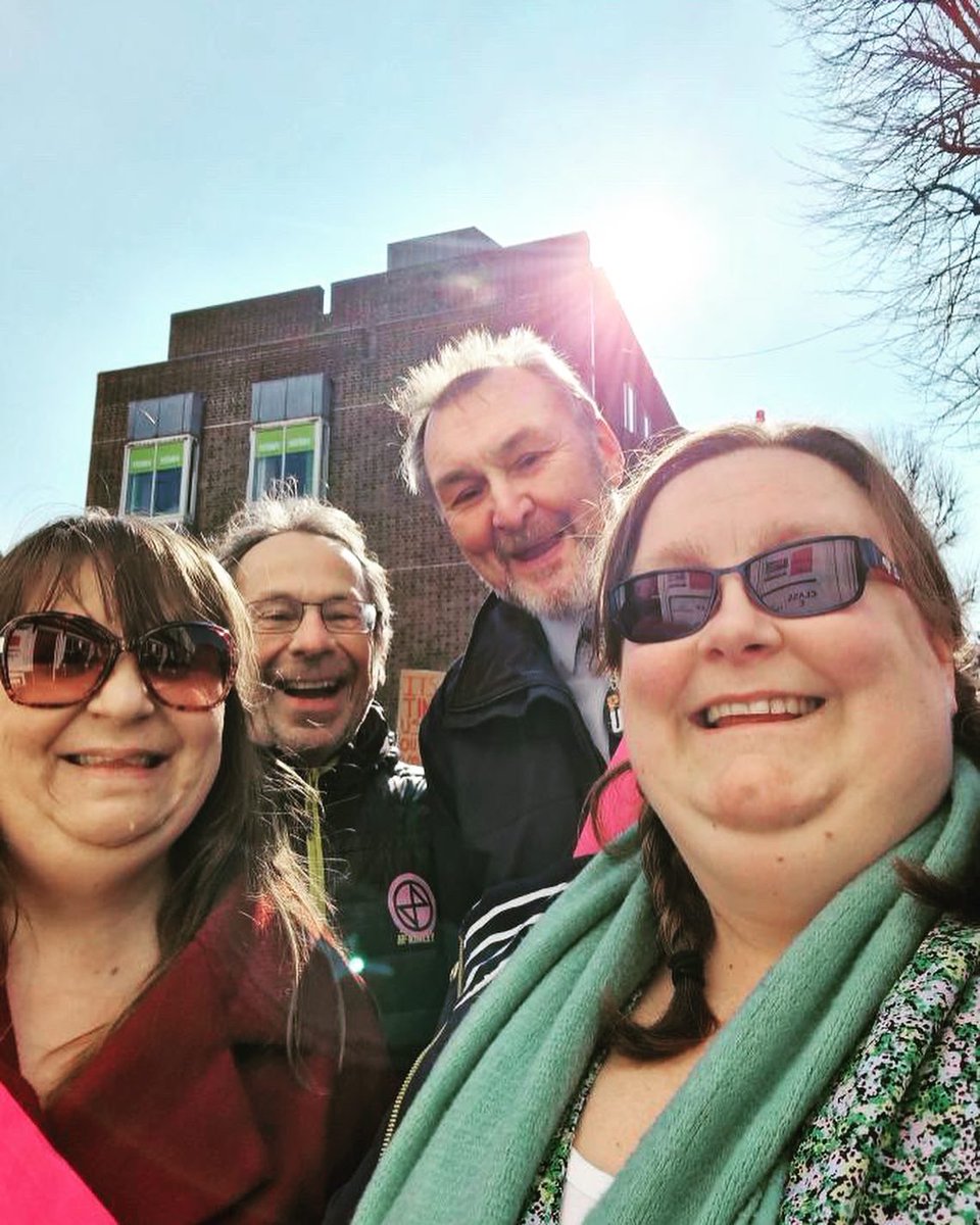 neu_lew's tweet photo. Lovely photos of @NEUnion members from Peacehaven Community School at the demonstration in Chichester yesterday! Spot @cyclingkev!
@NEUEastSussex @SouthEastNEU
#PayUp #SaveOurSchools #AskGillian #WhereIsTheOffer https://t.co/D8gOQyszer