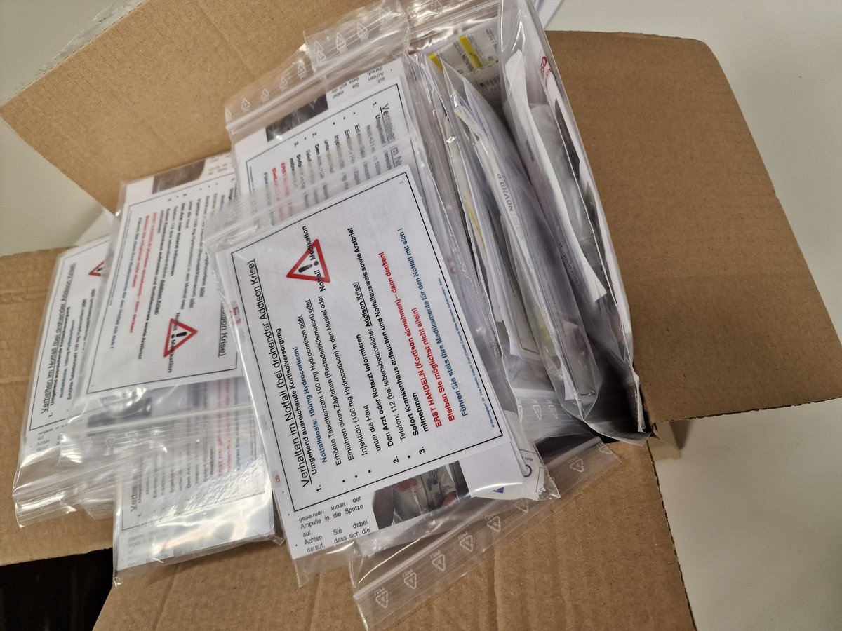KathrinZopf's tweet photo. Geschafft! Tada-50 #Notfallset gepackt. Einige davon werden helfen, ein Leben zu retten, wohingegen andere (hoffentlich die meisten!) als "nice to have piece in case of emergency"gelangweilt durch die Gegend getragen werden. #AdrenalCrisis gekonnt entgegenwirken👍#ShareYourKit https://t.co/Wop6HE5Yvz