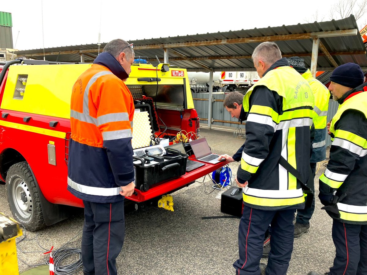 Pompiers_13's tweet photo. [#Exercice]

Dans le cadre du mécanisme européen de #ProtectionCivile, 9 #Pompiers13 ont participé au #Modex organisé par l'UCPM à #Lyon. 

Aux côtés des @SDISsavoie @SDIS_74 @SDMIS69 et des collègues 🇮🇹 🇩🇪🇦🇩, ils ont testé Fenics, un système de communication nouvelle génération. https://t.co/JspTQJ2ydP