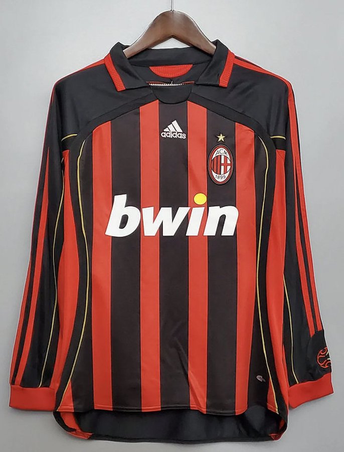 Alexis_19202's tweet photo. Who is the first player you think of when you see this shirt? 🔴⚫ https://t.co/cdppXoDi3i