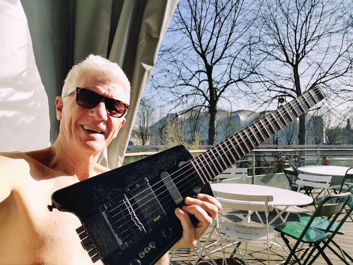 Havvin' a quick twang b4 soundcheck! @thedamned @CabaretSauvage #Paris #hohner G3T #travelguitar