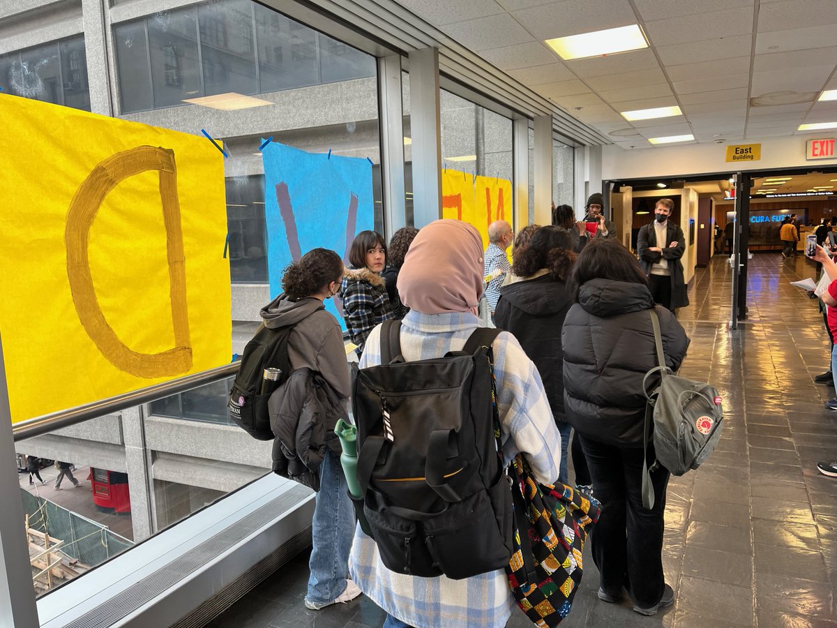 HunterPSCCUNY's tweet photo. New Yorkers need a #NewDeal4CUNY: more academic advisors &amp; mental health counselors; more FT faculty; fair pay that doesn't exploit adjuncts; fix our broken campuses; &amp; a #FreeCUNY not students paying more for public higher ed! @CarlHeastie @AndreaSCousins @GovKathyHochul https://t.co/PbAtZ95b47
