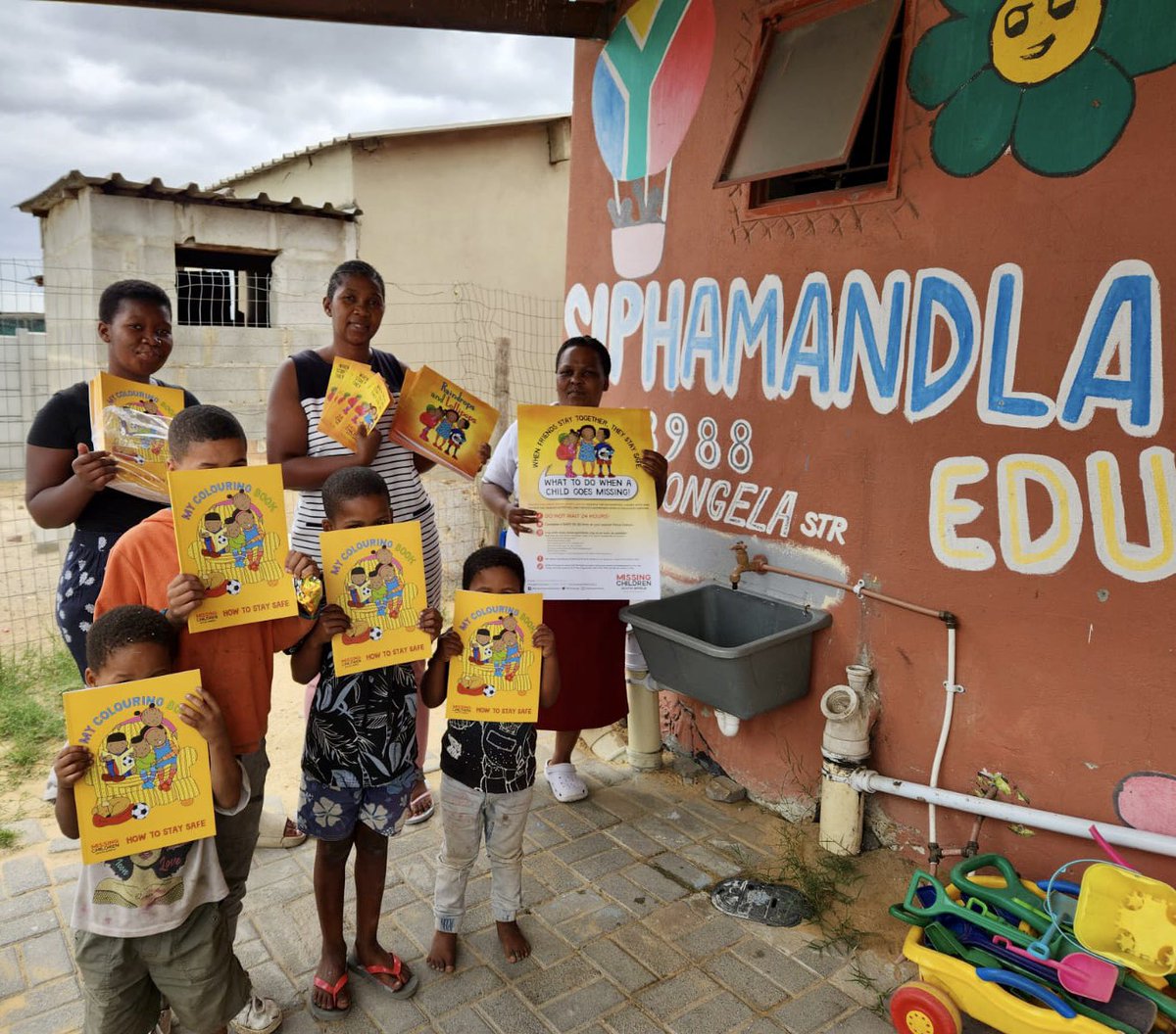 072MISSING's tweet image. The joy and excitement was overwhelming, as we handed out MCSA’s colouring-in and story books, which educates the little one’s on #SafetyTipsForChildren, in order to make #SouthAfrica a #SaferPlace for all our children 🙏

#ItTakesAVillage
#BeTheHero
#MCSA