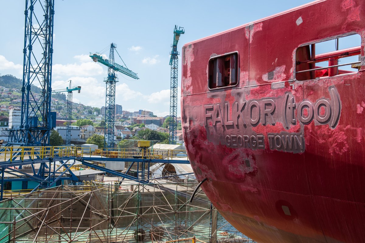 SchmidtOcean's tweet photo. Cephalopods aren't the only marine denizens that can change colorโฆ R/V #FalkorTooโs bright hull isnโt just for looks: it has a special non-toxic coating to reduce drag+improve operational efficiency. Images: before the refit, and after! #ChapterToo https://t.co/3MPwCH20yw