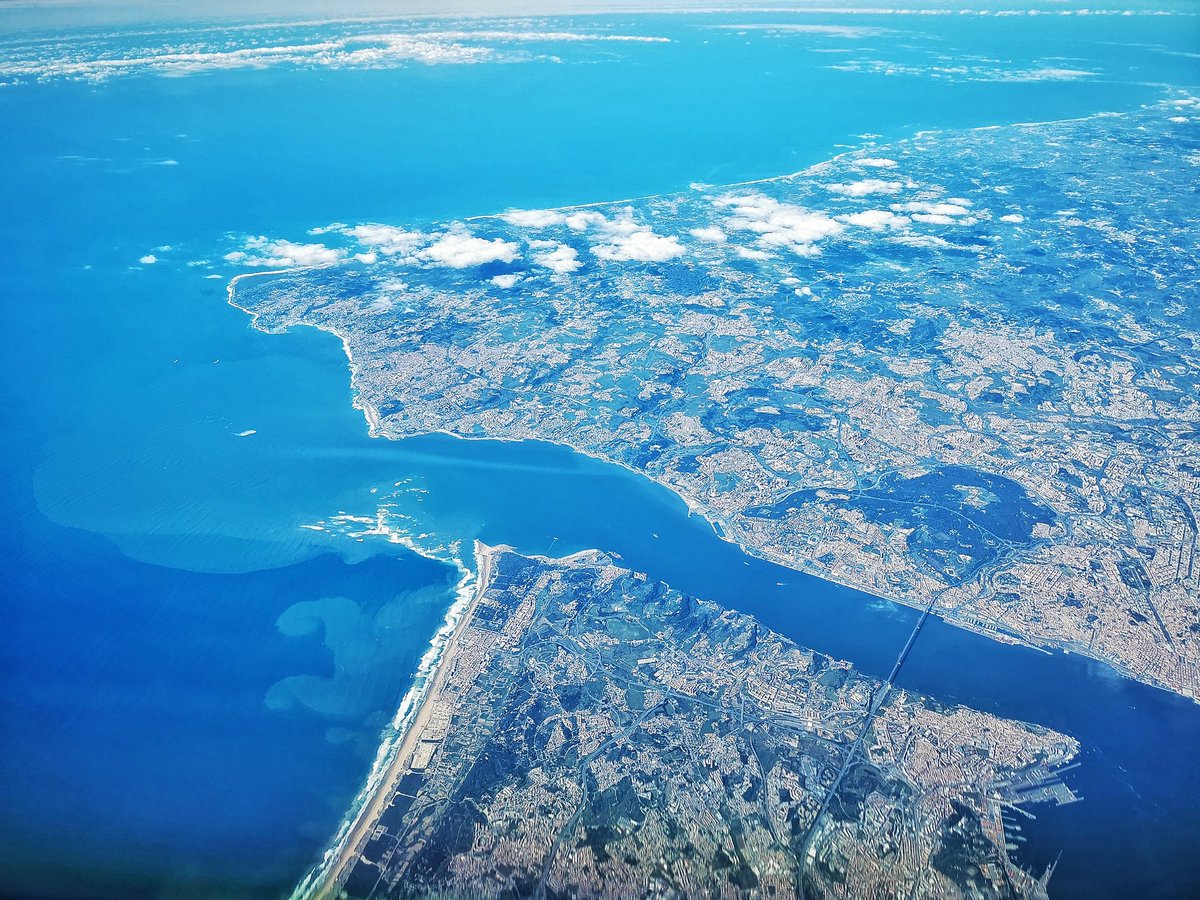 PilotGery's tweet photo. La ciudad de #Lisboa vista a 35.000 pies.

#aviationphotography #aviationlovers #aviationgeek #aviation #photography #cockpitview #Avgeeks @Iberia https://t.co/2OhVPrjIsl