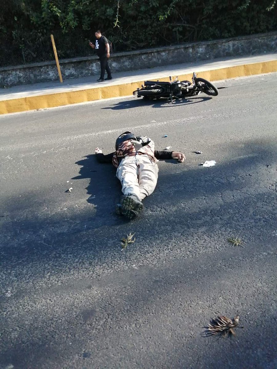 Taxi_Xalapa's tweet photo. Motociclista atropellado y muerto en Lázaro Cárdenas adelante de Plaza Animas por trailer que ya fue detenido x Plaza Cristal, sentido Las Trancas Banderilla, mucho tráfico! @Pechmed @VialidadXalapa @CulturaXal @AlertasVecinos @AbelMucino @fotojarocha https://t.co/MiBth0UYcu