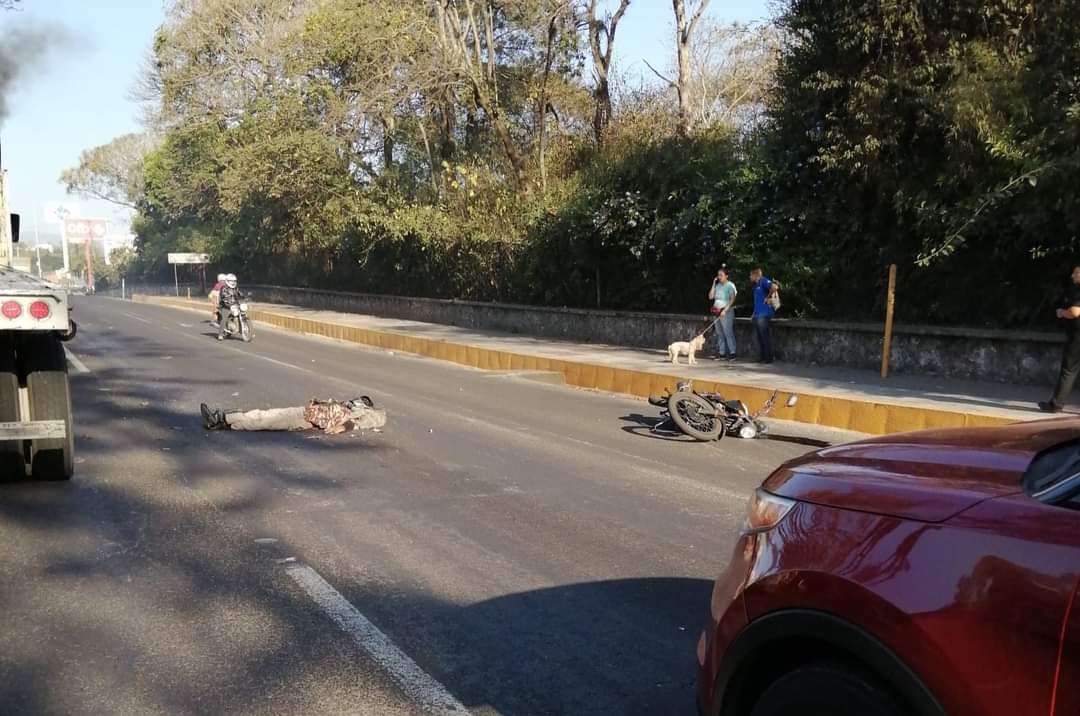 Taxi_Xalapa's tweet photo. Motociclista atropellado y muerto en Lázaro Cárdenas adelante de Plaza Animas por trailer que ya fue detenido x Plaza Cristal, sentido Las Trancas Banderilla, mucho tráfico! @Pechmed @VialidadXalapa @CulturaXal @AlertasVecinos @AbelMucino @fotojarocha https://t.co/MiBth0UYcu