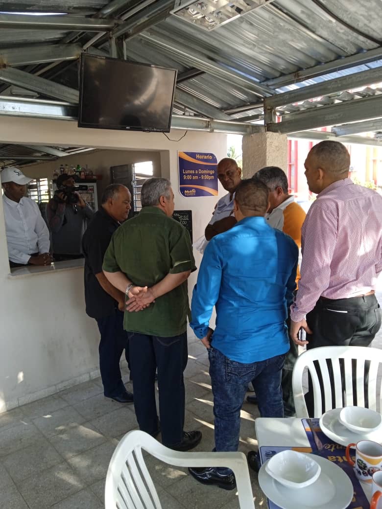 YulianLen4's tweet photo. Intercambia @UlisesGuilarte, Secretario General de la CTC Nacional y @FHHernndez1, 1er Secretario del PCC en #Camaguey, con trabajadores de uno de los puntos de gravedad más eficiente del territorio donde se elabora y vende comida criolla a precios muy módicos.#PorVamagueyTodo https://t.co/dFW2ynUTmN