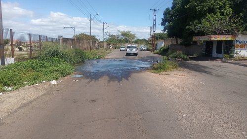pandemianews1's tweet photo. Mandaron a Fospuca a limpiar las aguas negras de Vía Brasil, y cortar el monte,sigue la carcava y el brote de aguas https://t.co/mr5hx1RIcZ
