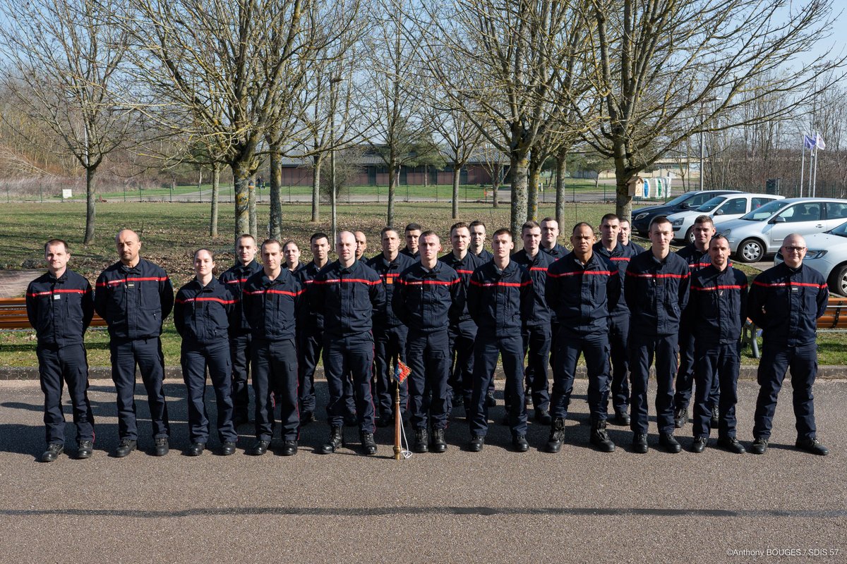 SDIS57's tweet photo. #Formation | Début de 3 mois de formation pour 19 futurs SPP recrutés par le #SDIS57 et accueillis ce matin à l’état-major départemental par le Col J. Boulanger, directeur départemental adjoint &amp; chef de corps adjoint. Bienvenue, bonne formation et merci à l'encadrement ! 💪🏻 https://t.co/E3ckNhMwUa