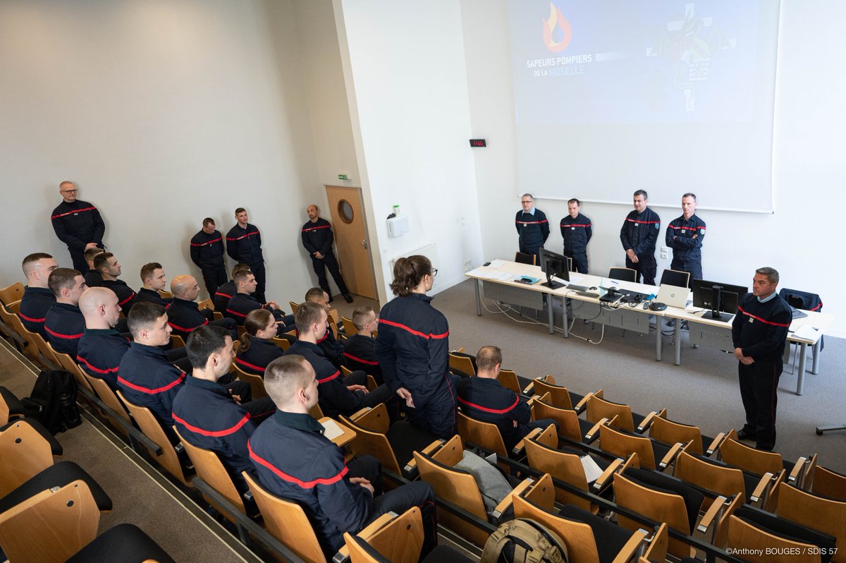 SDIS57's tweet photo. #Formation | Début de 3 mois de formation pour 19 futurs SPP recrutés par le #SDIS57 et accueillis ce matin à l’état-major départemental par le Col J. Boulanger, directeur départemental adjoint &amp; chef de corps adjoint. Bienvenue, bonne formation et merci à l'encadrement ! 💪🏻 https://t.co/E3ckNhMwUa