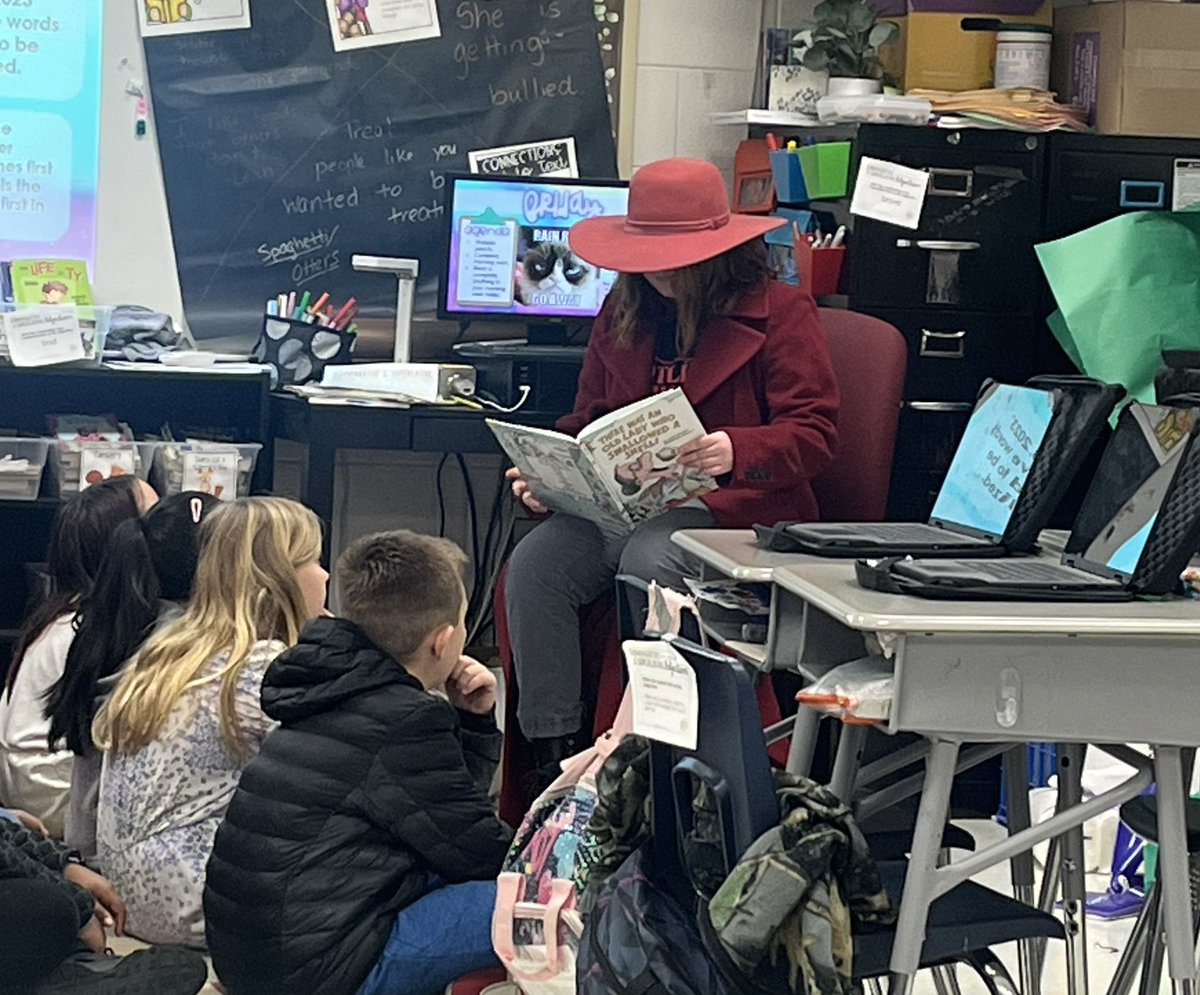 SmithJama's tweet photo. We enjoyed having an honor society student come to read to us this morning for Read Across America Day. @DCS_Overpark https://t.co/OoCKPkc6Wd