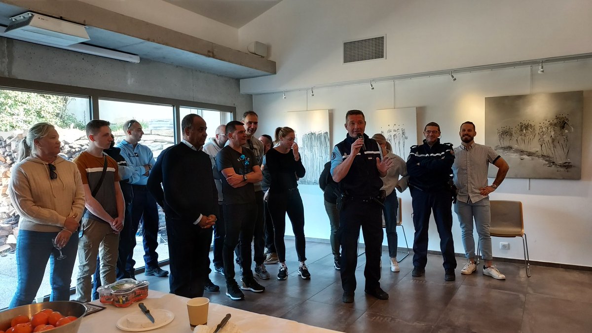 PR_Marseille's tweet photo. A la découverte des trésors de la méditerranée...Merci au commandant de la BTA de Cassis d' avoir convié le parquet de Marseille pour la traditionnelle "Oursinade" un moment de convivialité et de partage dans un sublime paysage, accueillis sous un beau soleil par "La dona Tigana" https://t.co/rcWce6WH8o