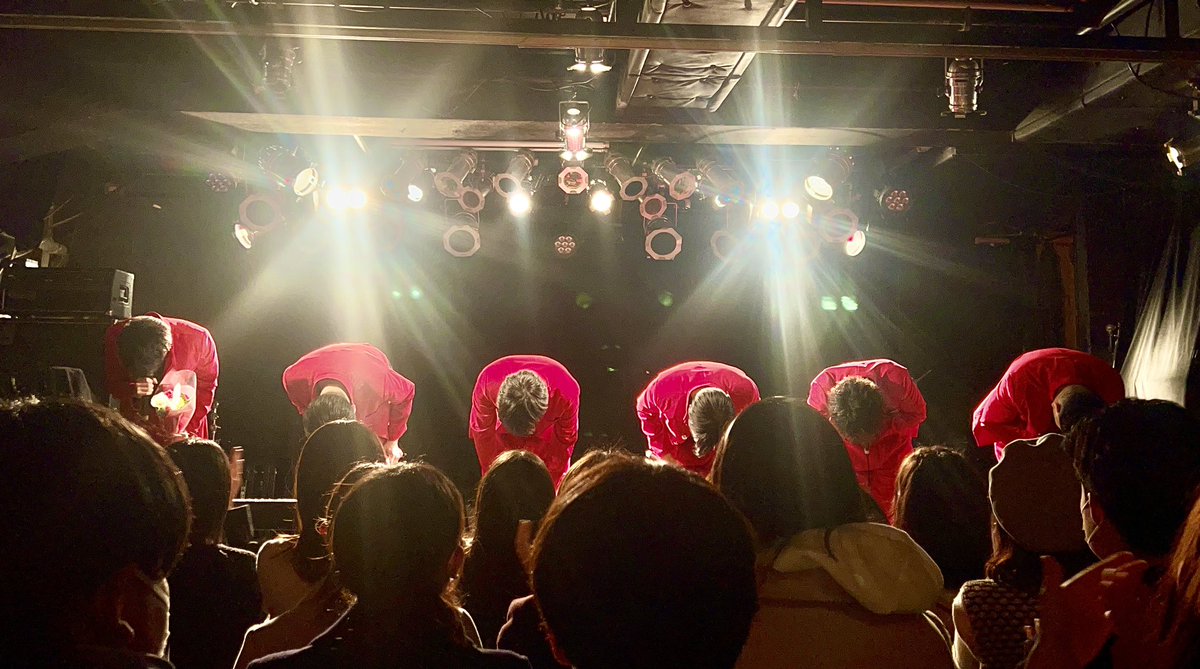 kamera_akapera's tweet photo. 男塾久しぶりに見たけどやっぱりアチアチやろばんええなぁ空気感作るのうんっますぎ🙄

みうちゃんのバンドもやっと見れたしタキサムもお疲れさまぁ！！！

差し入れ持っていったらまさかのお客さん全員に差入れとかなにわろやる事男前すぎる。
好感度爆上がりやな？笑😏✨ https://t.co/sQxUYO6sVD