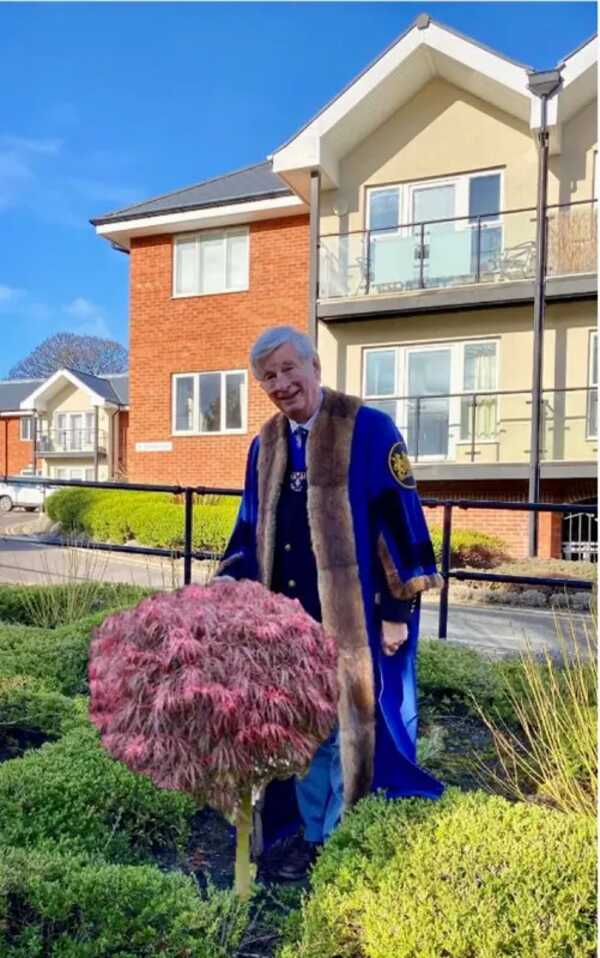 The #Shrewsbury @DrapersHall have planted some trees at their flagship Almshouse, #DrapersPlace in Shrewsbury as part of the Queens Green Canopy initiative. The current Master, Brian Newman is seen here with an acer