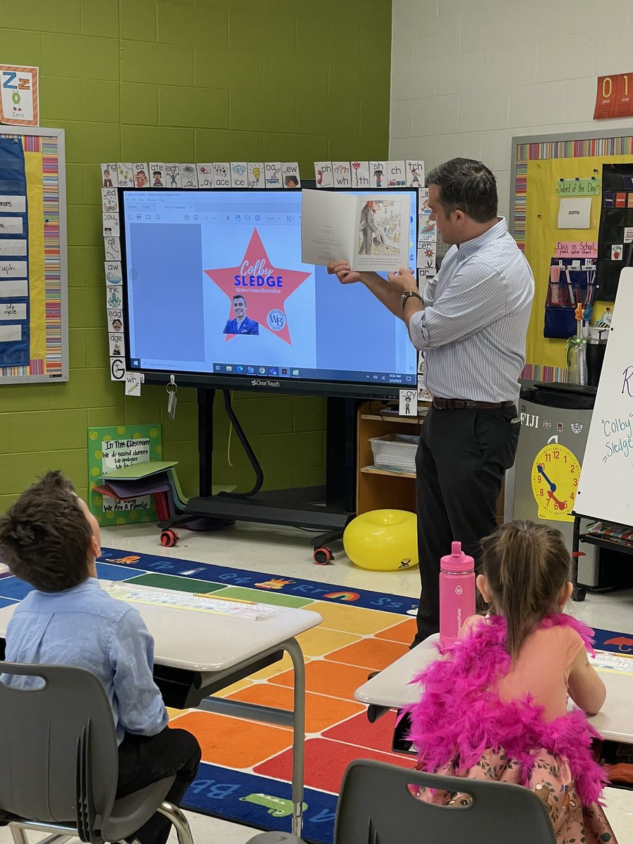 MrsGoughsClass's tweet photo. We loved having Metro Council Member @Sledgefor17 read to our first graders this morning! https://t.co/SXLqJD1McQ