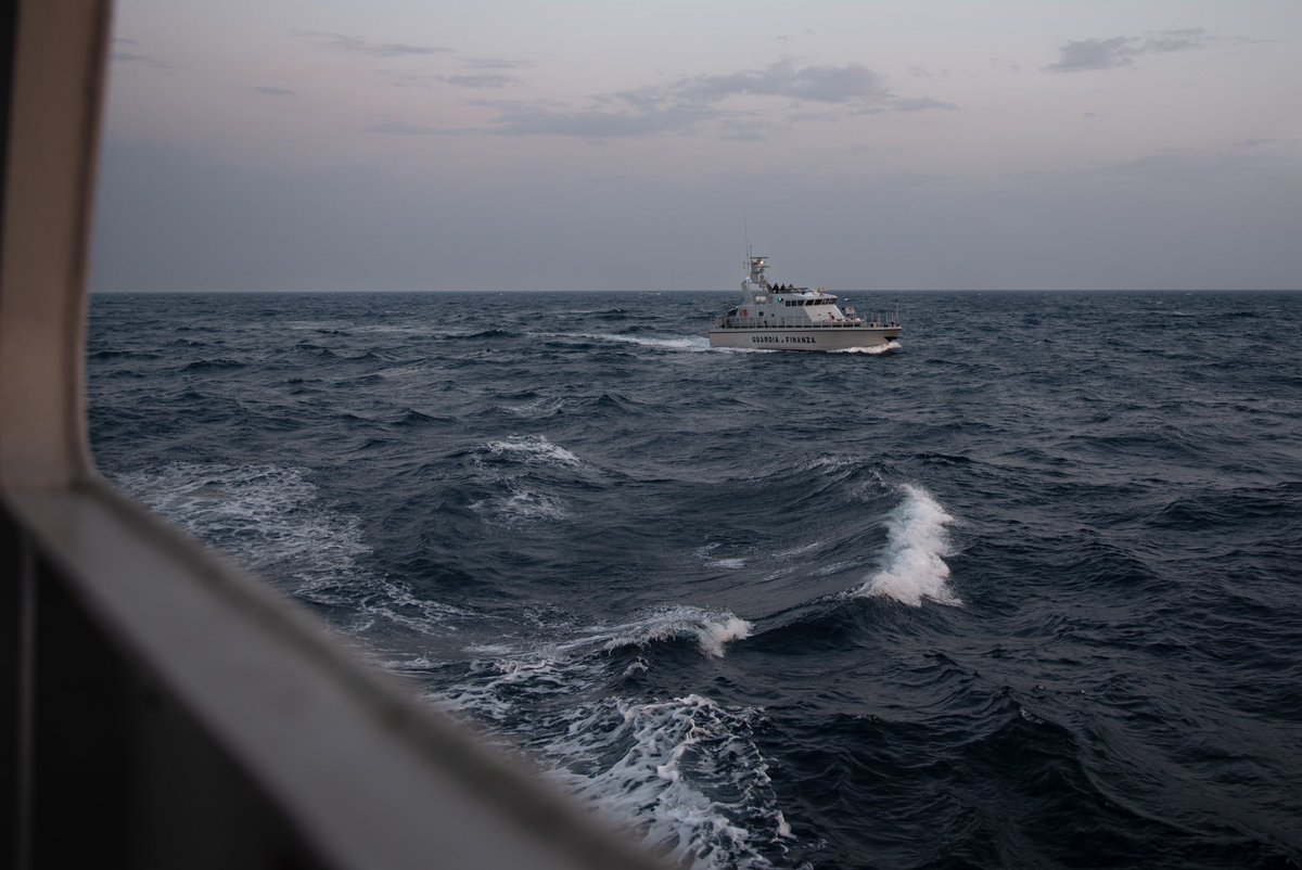 Meloni's government persecutes and punishes the maritime NGOs that do the work that European governments do not want to do. How? By putting pressure on them, conducting air and sea patrols as if they were a drug ship, fining them and giving them distant ports.
#SAR #SeaRescue