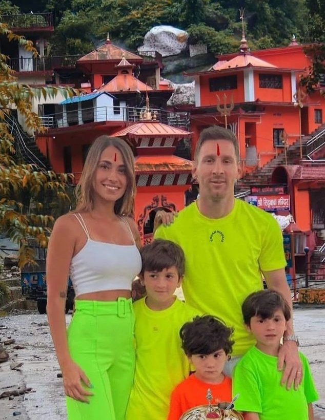 Lionel Messi visiting the famous  siddha baba Temple in butwal with his family , after winning  #FIFAWorldCupQatar2022 

Haters will say this photoshoped 

📸  PS . Buldelkhandi
