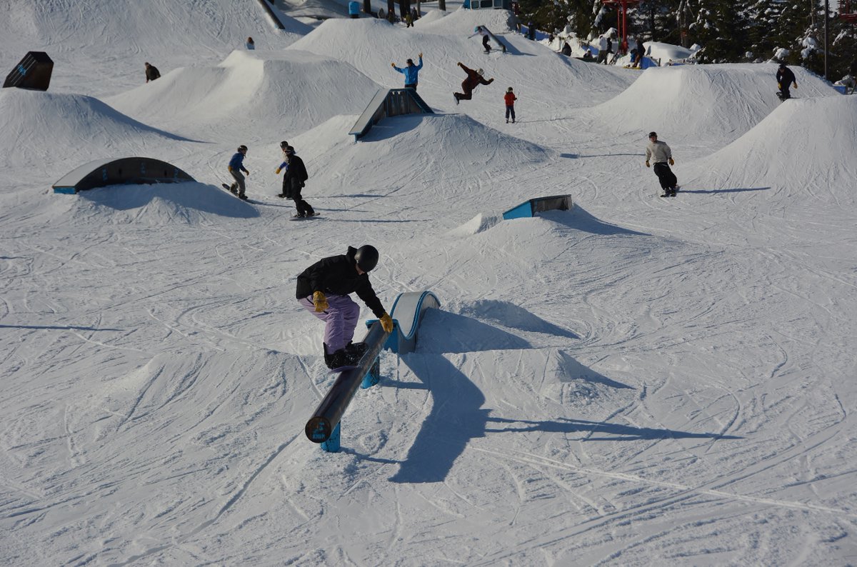 SkiPineKnob's tweet photo. PINE KNOB OPEN 10AM TO 10PM FRIDAY
With three terrain parks and dozens of features, we would like to ask you, what's your favorite park feature at Pine Knob?

#SkiPineKnob #SkiMichigan #GoSkiMichigan #LetsWinter #EmbraceWinter #OaklandCounty #WinterCarnival #Snow https://t.co/HDX8joqabs