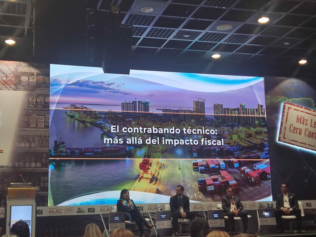 CamaraCIP's tweet photo. #LaCIPEnElMundo 🌎 | Esta semana participamos en el VIII Encuentro #ALAC en Bogotá 🤝. Analizamos no solo el perjucio económico del comercio ilícito a la macro y micro economía, si no en otras dimensiones como las afectaciones a la salud pública. #NoMásComercioIlícitoALAC https://t.co/AEDNziLwwL