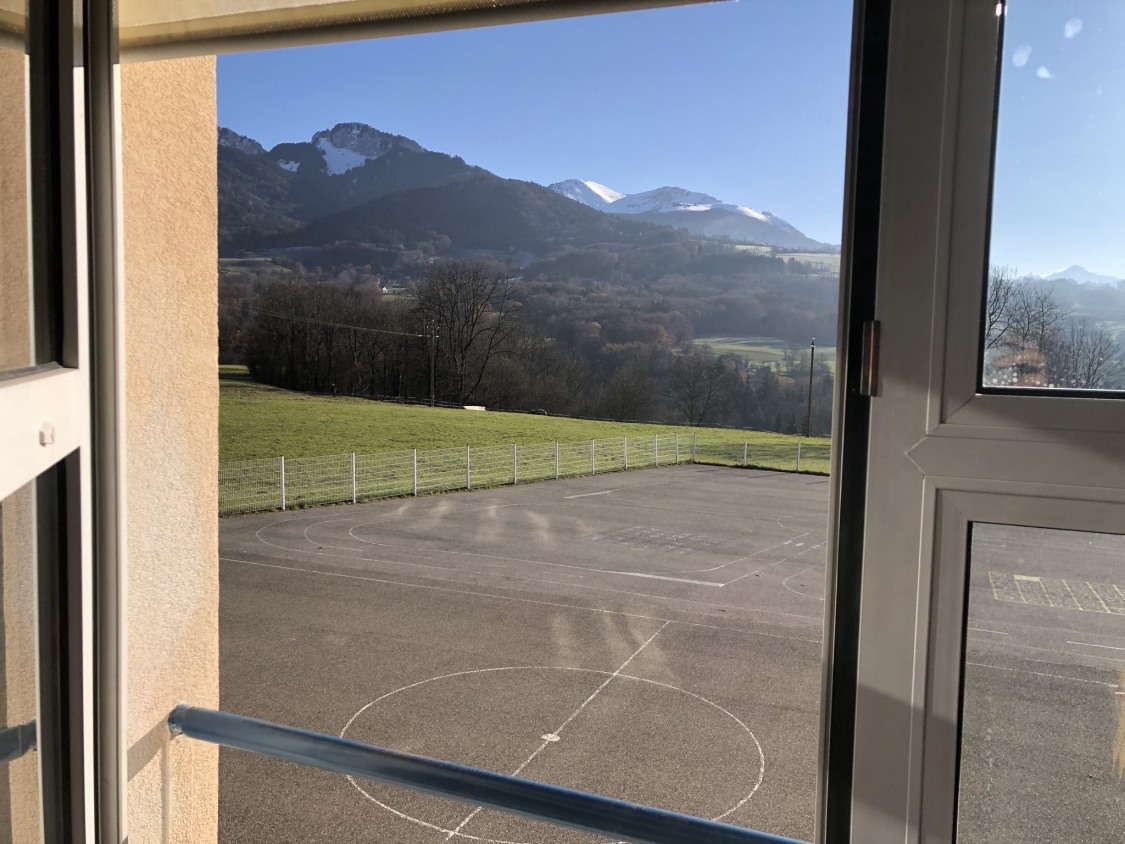 ClasseMonsieurA's tweet photo. #ParLaFenêtre2023 #Twoulipo #EQ28 
1/2 Par la fenêtre, une pointe de blanc et un magnifique ciel bleu turquoise légèrement dégradé...
À l'horizon, un soleil brûlant  pimenté d'un paysage d'hiver resplendissant. https://t.co/T7Z1PCOB6Q