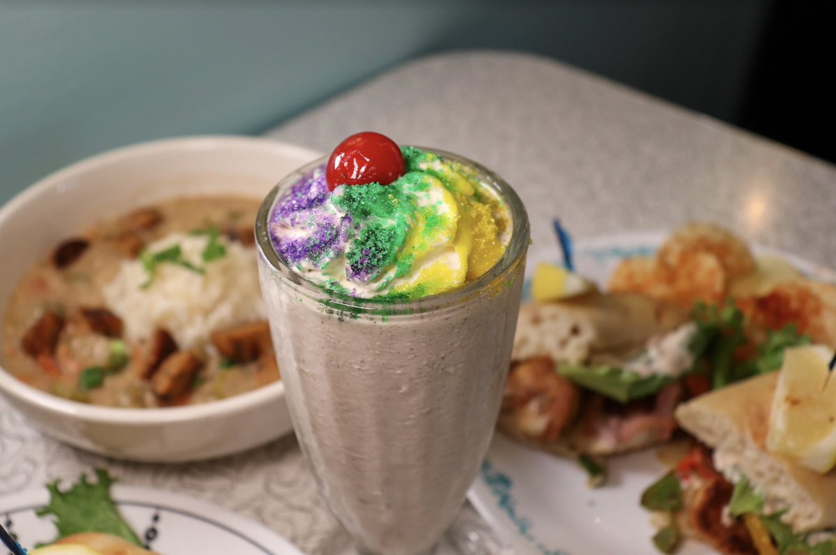 🚨 Last call 🚨 
Be sure to come by this weekend to grab a Po boy, bowl of Gumbo, and a king cake shake before they are gone! 💜💚💛