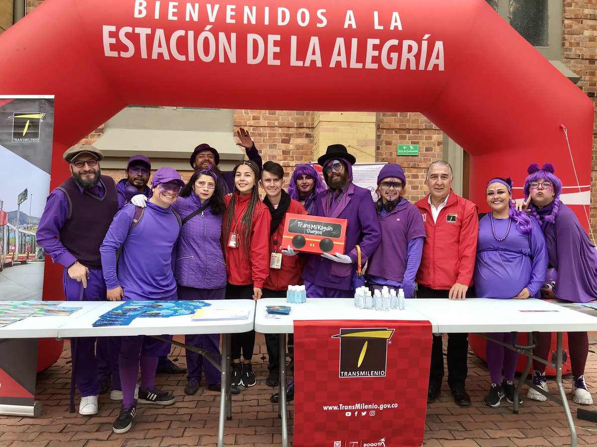 TransMilenio's tweet photo. #ConéctateConElSistema es una de las herramientas pedagógicas del equipo de Gestión Social de TransMilenio, con las que llegamos a @UNISANITAS1 junto al #ComboVioleta para promover la cultura ciudadana, brindar información sobre recargas y personalización de tarjetas @tullaveplus https://t.co/LwEshVbSWG