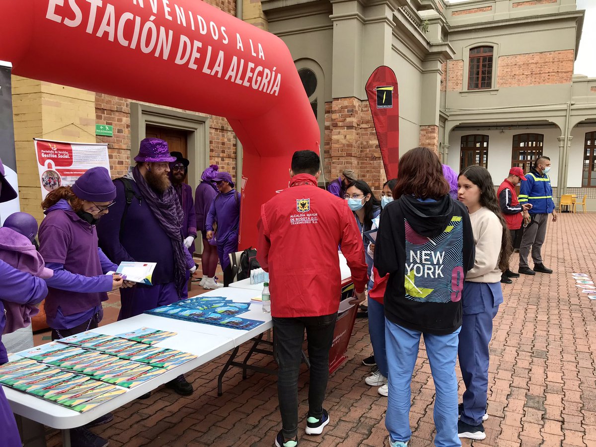 TransMilenio's tweet photo. #ConéctateConElSistema es una de las herramientas pedagógicas del equipo de Gestión Social de TransMilenio, con las que llegamos a @UNISANITAS1 junto al #ComboVioleta para promover la cultura ciudadana, brindar información sobre recargas y personalización de tarjetas @tullaveplus https://t.co/LwEshVbSWG