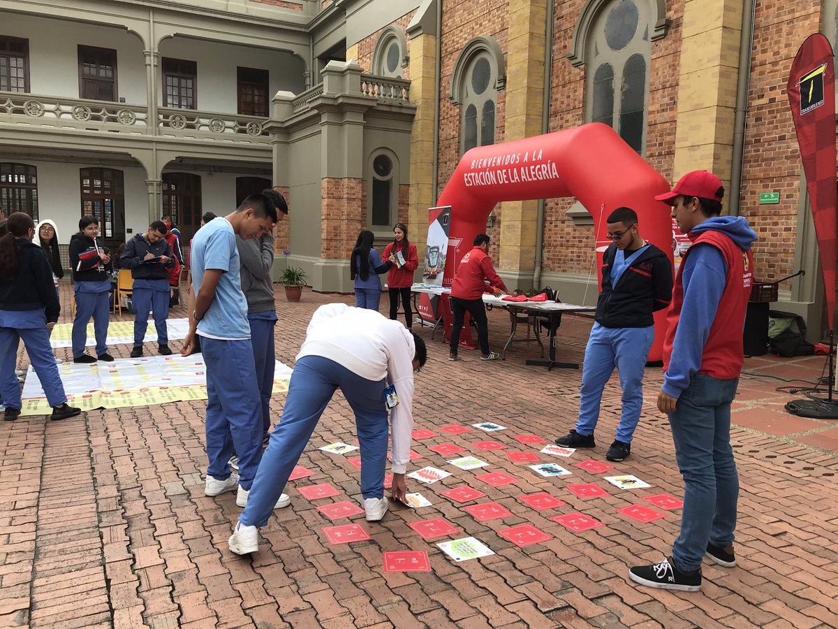 TransMilenio's tweet photo. #ConéctateConElSistema es una de las herramientas pedagógicas del equipo de Gestión Social de TransMilenio, con las que llegamos a @UNISANITAS1 junto al #ComboVioleta para promover la cultura ciudadana, brindar información sobre recargas y personalización de tarjetas @tullaveplus https://t.co/LwEshVbSWG