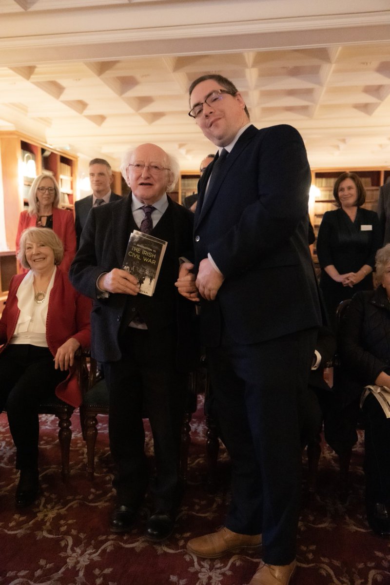 Me presenting copies of my book on the #IrishCivilWar to @presidentIRL in @UCC yesterday evening
@mercierbooks @ucchistory