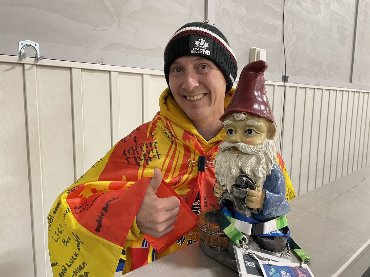 PHOTO OP WITH FANS: Managed to snag a pic with a @team_equipenb parent at @2023CanadaGames curling @CanadaGames match in #Montague #sportnb #TeamEquipeNB #CanadaGames #lifeofagnome
