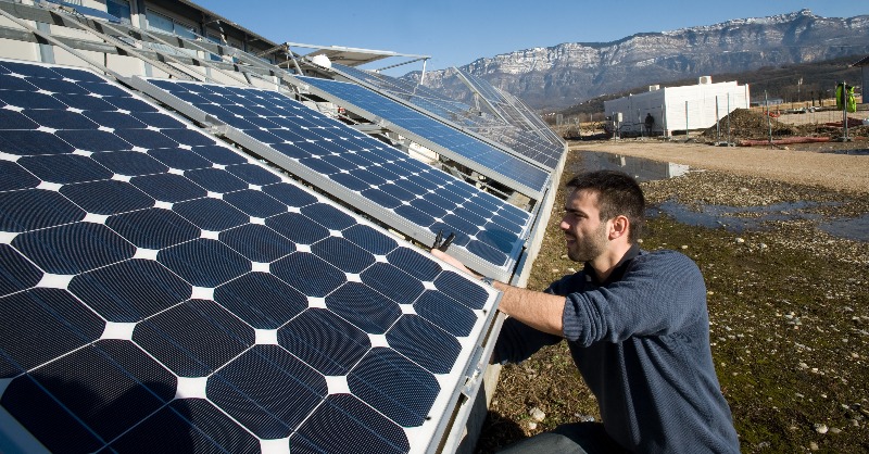 EU_Commission's tweet photo. Today we are launching the project 'Ray of hope' — announced by President @vonderleyen to increase Ukraine's energy security by developing their renewable capacities.

We welcome Enel's commitment to donate 5,700 EU-produced solar panels to Ukraine.

#StandWithUkraine