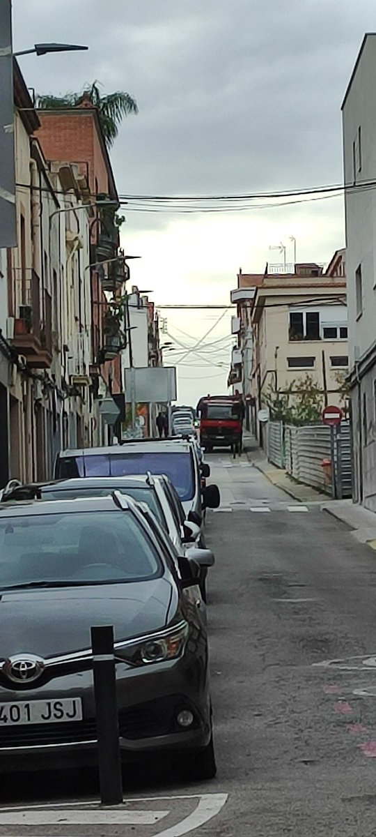 AlexPerez2001's tweet photo. @ajterrassa Al Carrer Gasòmetre necessitem també ordre. HELP! Camions, furgonetes, màquines, Retrovisors per sobre les voreres. Com veieu ordenar el tram? @jordi_ballart @BarriSegleXX @monterrassa @DiarideTerrassa @PoliciaTrs https://t.co/Lz84Hnzwab