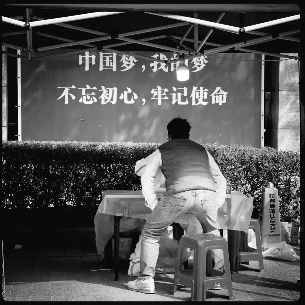 running1277's tweet photo. 我遇到一个女孩子，她不要房子，不要车子，不要钻戒，不要存款， 不要吃饭买东西，这样的好姑娘，我给她200块钱不过分吧…… https://t.co/MdcQZq2XVc